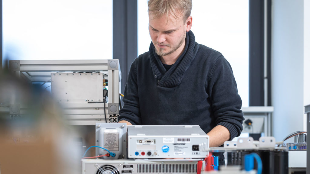 Ein tetranes-Mitarbeiter bei der Arbeit im Labor