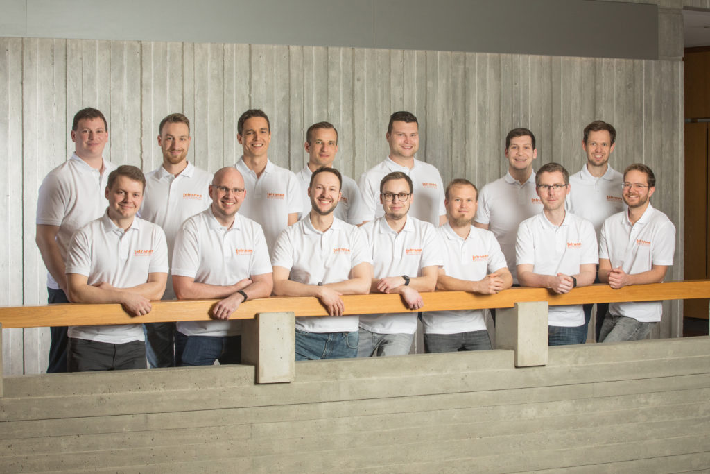 Das Gruppenfoto der tetranes zeigt ein junges, dynamisches Team, einheitlich mit weißen Polo-Shirts und tetranes-Logo auf der linken Brust.